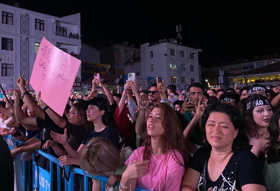 Hayko Cepkin memleketi Yozgatta ilk kez sahne aldı Konsere binlerce kişi geldi Hayko Cepkin memleketi Yozgatta ilk kez sahne aldı Konsere binlerce kişi geldi