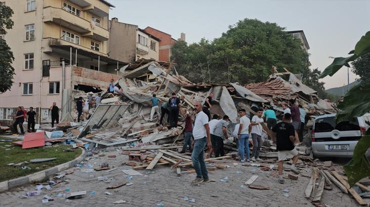 SON DAKİKA | Balıkesir’de 6.1 şiddetindeki deprem sonrası 16 bina yıkıldı İşte o kareler
