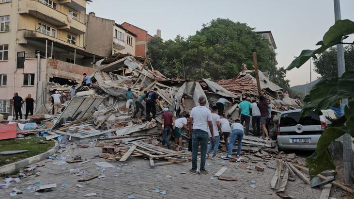 SON DAKİKA | Balıkesir’de 6.1 şiddetindeki deprem sonrası 16 bina yıkıldı İşte o kareler