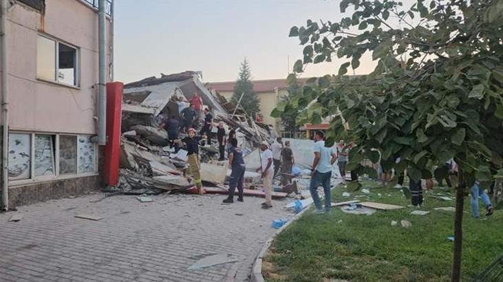SON DAKİKA | Balıkesir’de 6.1 şiddetindeki deprem sonrası 16 bina yıkıldı İşte o kareler