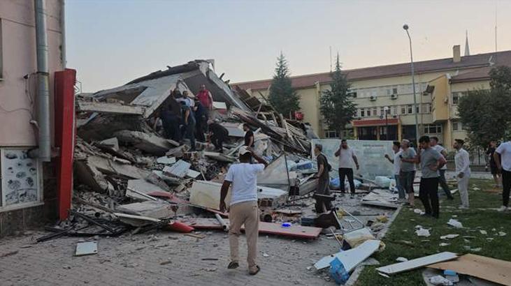SON DAKİKA | Balıkesir’de 6.1 şiddetindeki deprem sonrası 16 bina yıkıldı İşte o kareler
