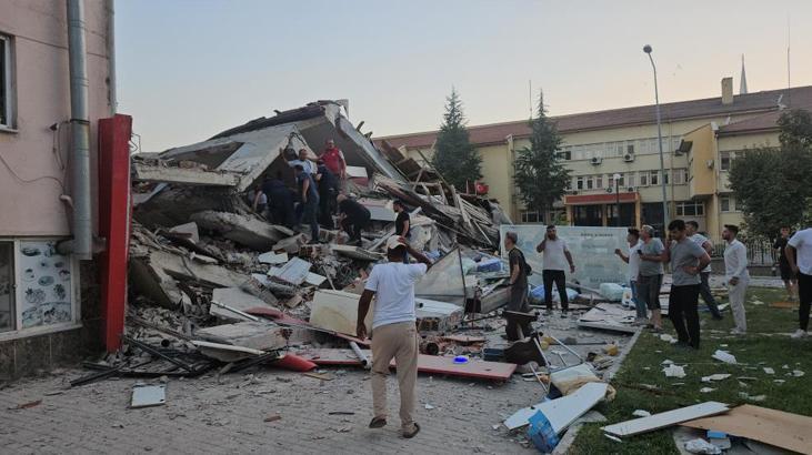 SON DAKİKA | Balıkesir’de 6.1 şiddetindeki deprem sonrası 16 bina yıkıldı İşte o kareler