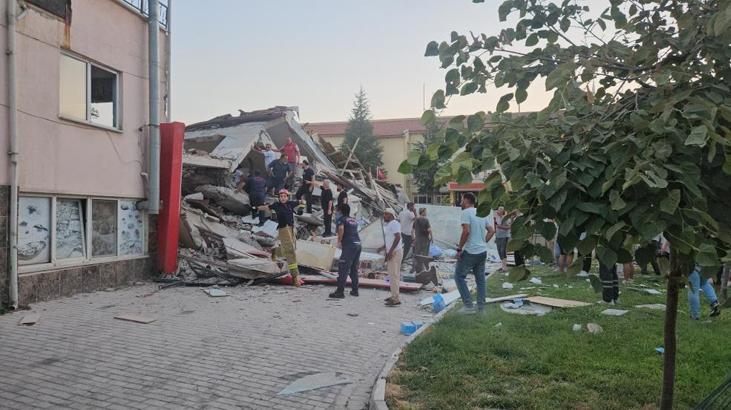 SON DAKİKA | Balıkesir’de 6.1 şiddetindeki deprem sonrası 16 bina yıkıldı İşte o kareler