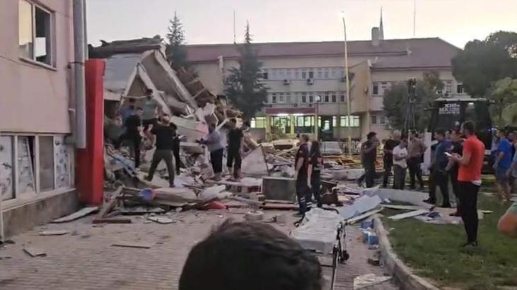 SON DAKİKA | Balıkesir’de 6.1 şiddetindeki deprem sonrası 16 bina yıkıldı İşte o kareler