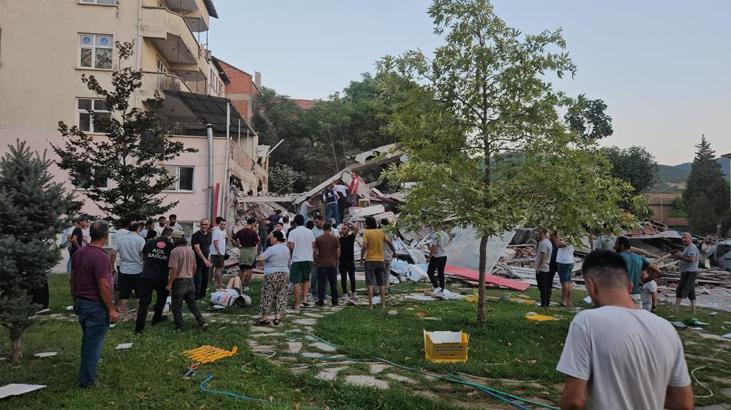 SON DAKİKA | Balıkesir’de 6.1 şiddetindeki deprem sonrası 16 bina yıkıldı İşte o kareler
