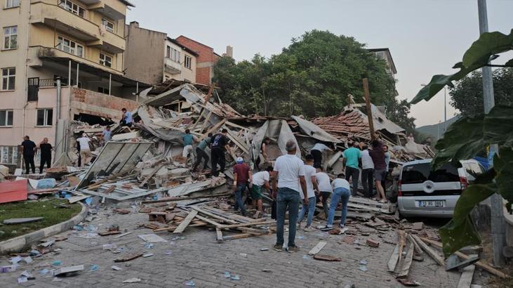SON DAKİKA | Balıkesir’de 6.1 şiddetindeki deprem sonrası 16 bina yıkıldı İşte o kareler