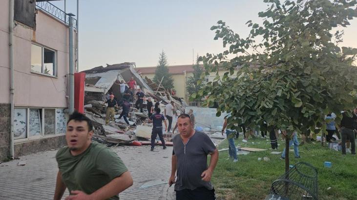SON DAKİKA | Balıkesir’de 6.1 şiddetindeki deprem sonrası 16 bina yıkıldı İşte o kareler