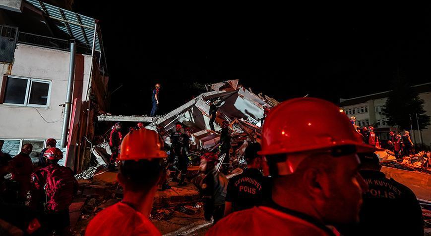 SON DAKİKA | Balıkesir’de 6.1 şiddetindeki deprem sonrası 16 bina yıkıldı İşte o kareler