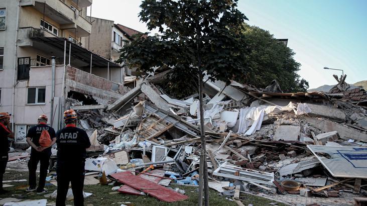 Balıkesirde 6.1 büyüklüğünde deprem Sabahın ilk ışıklarıyla hasar ortaya çıktı