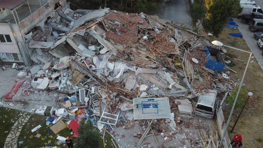 Balıkesirde 6.1 büyüklüğünde deprem Sabahın ilk ışıklarıyla hasar ortaya çıktı