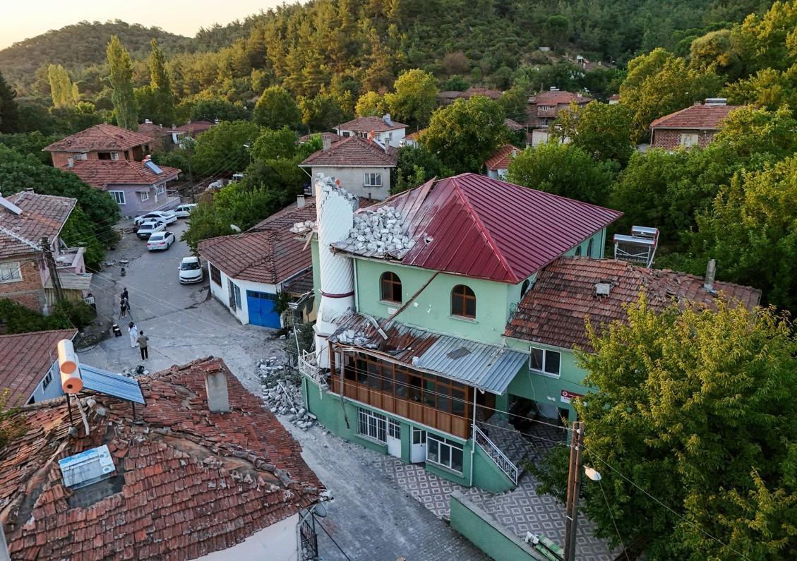 Balıkesirde 6.1 büyüklüğünde deprem Sabahın ilk ışıklarıyla hasar ortaya çıktı