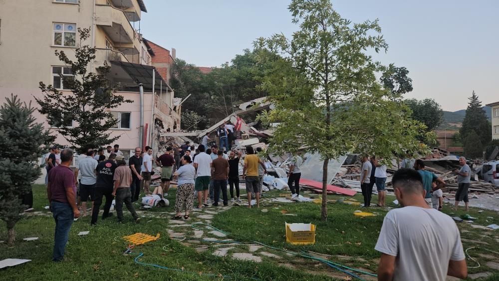 Balıkesirde 6.1 büyüklüğünde deprem Sabahın ilk ışıklarıyla hasar ortaya çıktı