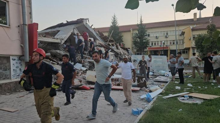 Balıkesirde 6.1 büyüklüğünde deprem Sabahın ilk ışıklarıyla hasar ortaya çıktı