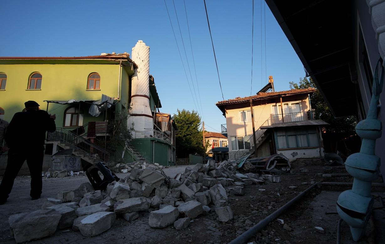 Balıkesirde 6.1 büyüklüğünde deprem Sabahın ilk ışıklarıyla hasar ortaya çıktı
