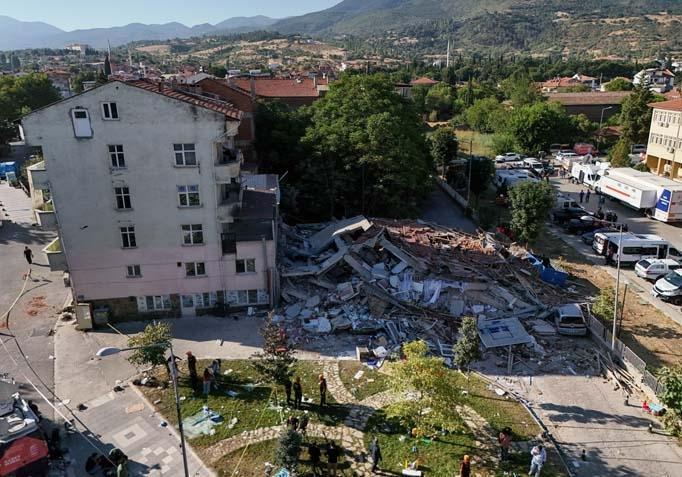 Balıkesirde 6.1 büyüklüğünde deprem Sabahın ilk ışıklarıyla hasar ortaya çıktı