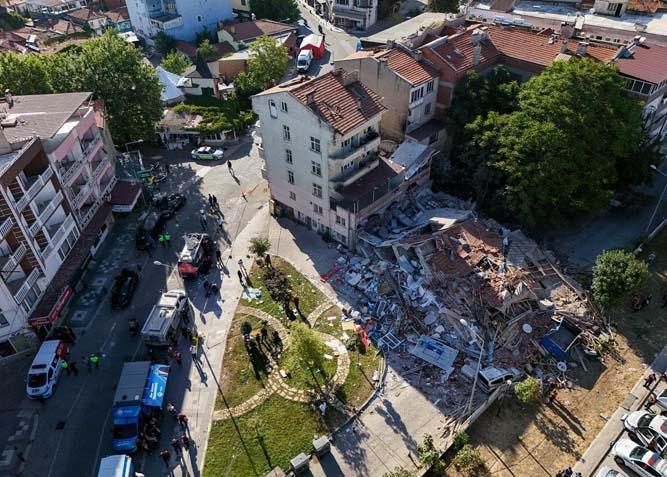 Balıkesirde 6.1 büyüklüğünde deprem Sabahın ilk ışıklarıyla hasar ortaya çıktı