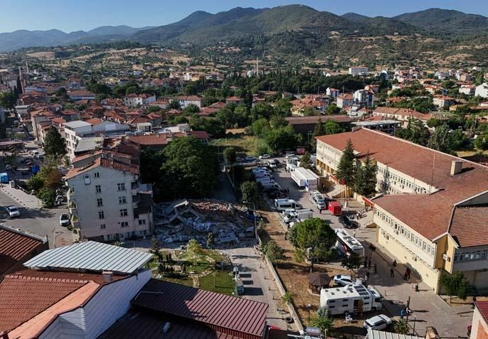 Balıkesirde 6.1 büyüklüğünde deprem Sabahın ilk ışıklarıyla hasar ortaya çıktı