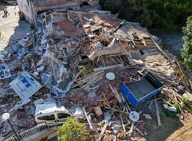 Balıkesirde 6.1 büyüklüğünde deprem Sabahın ilk ışıklarıyla hasar ortaya çıktı