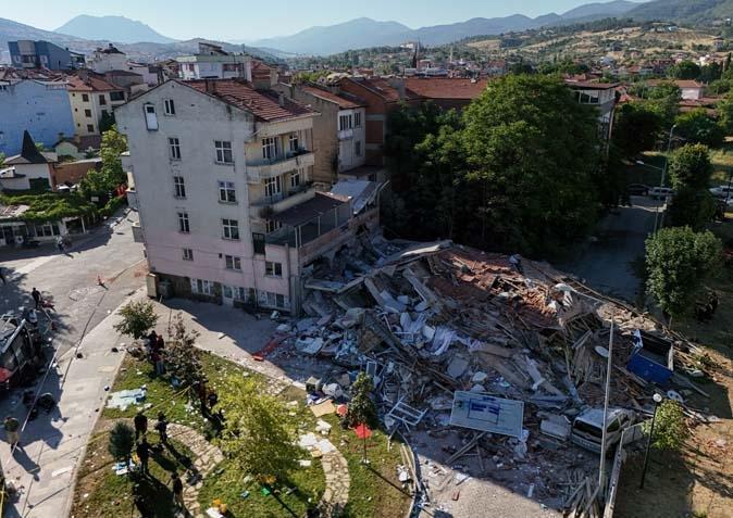 Balıkesirde 6.1 büyüklüğünde deprem Sabahın ilk ışıklarıyla hasar ortaya çıktı