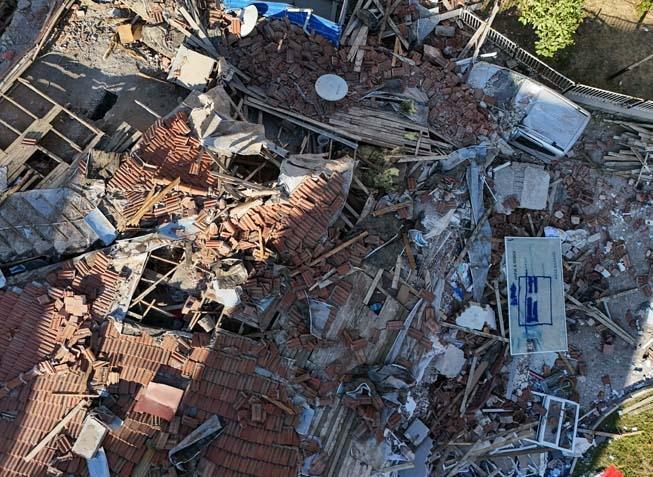 Balıkesirde 6.1 büyüklüğünde deprem Sabahın ilk ışıklarıyla hasar ortaya çıktı