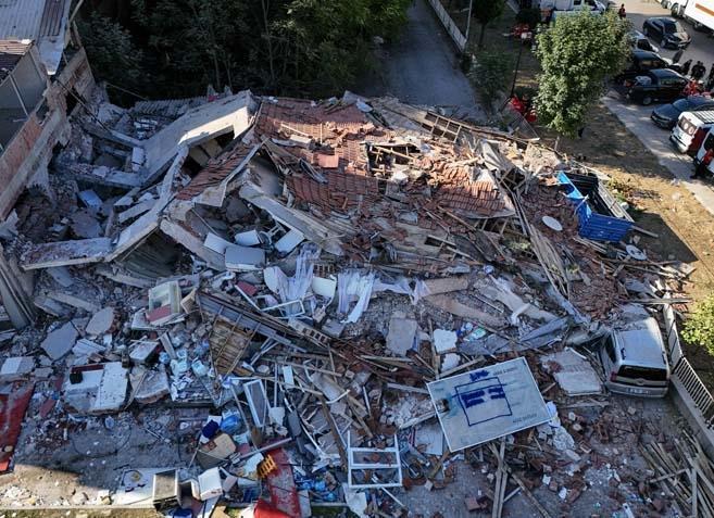Balıkesirde 6.1 büyüklüğünde deprem Sabahın ilk ışıklarıyla hasar ortaya çıktı