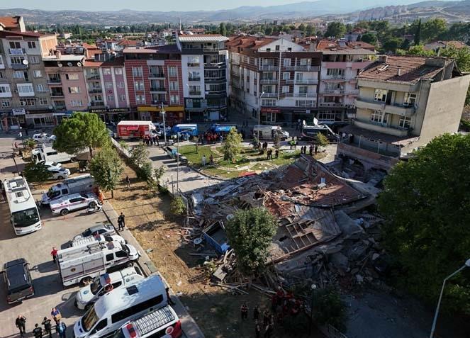 Balıkesirde 6.1 büyüklüğünde deprem Sabahın ilk ışıklarıyla hasar ortaya çıktı
