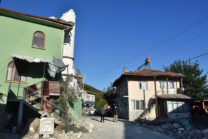 Balıkesirde 6.1 büyüklüğünde deprem Sabahın ilk ışıklarıyla hasar ortaya çıktı