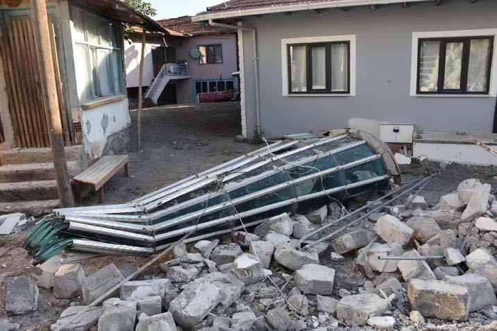 Balıkesirde 6.1 büyüklüğünde deprem Sabahın ilk ışıklarıyla hasar ortaya çıktı