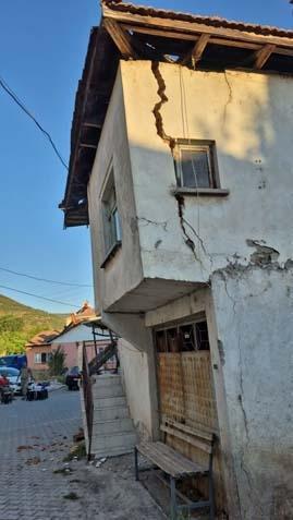 Balıkesirde 6.1 büyüklüğünde deprem Sabahın ilk ışıklarıyla hasar ortaya çıktı