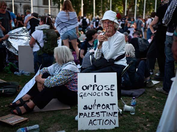 İngilterede Filistina destek grubu Palestine Action eyleminde gözaltı sayısı 521e yükseldi, yaka paça aldılar İngilterede Filistina destek grubu Palestine Action eyleminde gözaltı sayısı 521e yükseldi, yaka paça aldılar