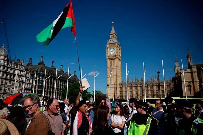 İngilterede Filistina destek grubu Palestine Action eyleminde gözaltı sayısı 521e yükseldi, yaka paça aldılar İngilterede Filistina destek grubu Palestine Action eyleminde gözaltı sayısı 521e yükseldi, yaka paça aldılar
