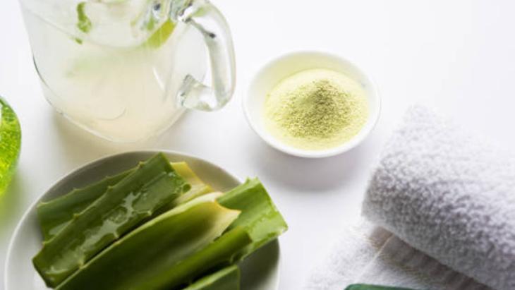 Aloe veranın tozunu sürün Suya katıp macun yapın: Zeytinyağıyla taçlandırın Aloe veranın tozunu sürün Suya katıp macun yapın: Zeytinyağıyla taçlandırın