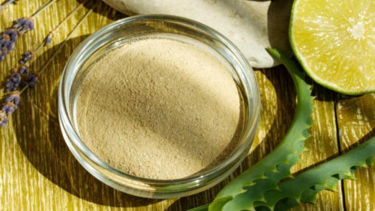 Aloe veranın tozunu sürün Suya katıp macun yapın: Zeytinyağıyla taçlandırın Aloe veranın tozunu sürün Suya katıp macun yapın: Zeytinyağıyla taçlandırın
