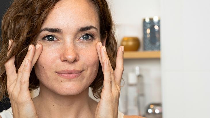 Mavi ışık yoruyor, kolajen zayıflıyor Kahverengi lekelere 2 vitaminli çözüm