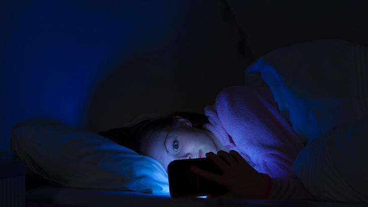 Mavi ışık yoruyor, kolajen zayıflıyor Kahverengi lekelere 2 vitaminli çözüm