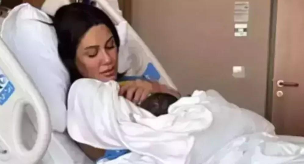 De aanstaande moeder Sahra Işık Aybirdi maakte haar fans bang met een bericht dat ze vanuit het ziekenhuis deelde.