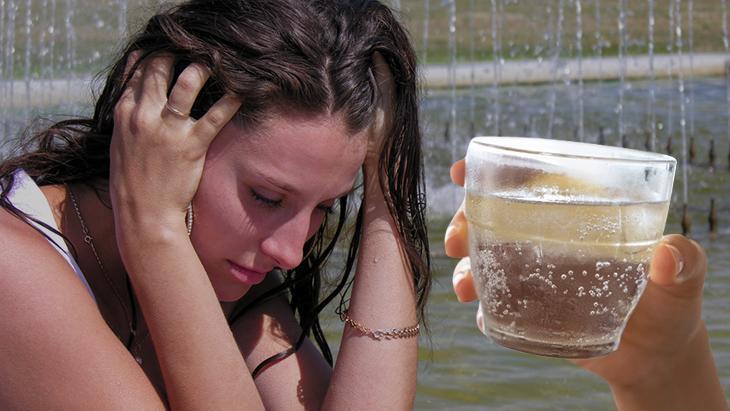 Gazlı içeçeklere hayır! Kurtarıcı yaz hesabı: Su ve mineral eksilirse bayıltıyor