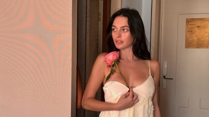 Melis Sezenden ekoseli elbise şovu Kısa sürede beğeni yağdı Melis Sezenden ekoseli elbise şovu Kısa sürede beğeni yağdı