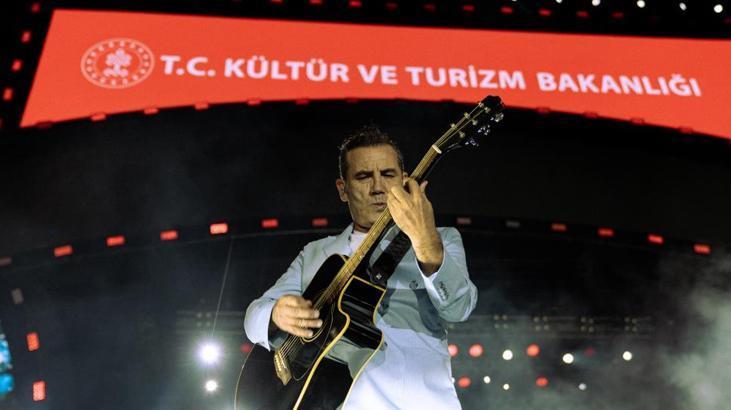 Ferhat Göçerden Erzurumda İbrahim Erkal jesti Canısı ile başladı Ferhat Göçerden Erzurumda İbrahim Erkal jesti Canısı ile başladı