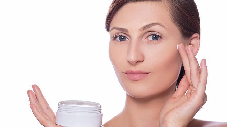 Göze yüzük parmağı ile bakım yapın Hem gece hem de gündüz uygulamak yetiyor