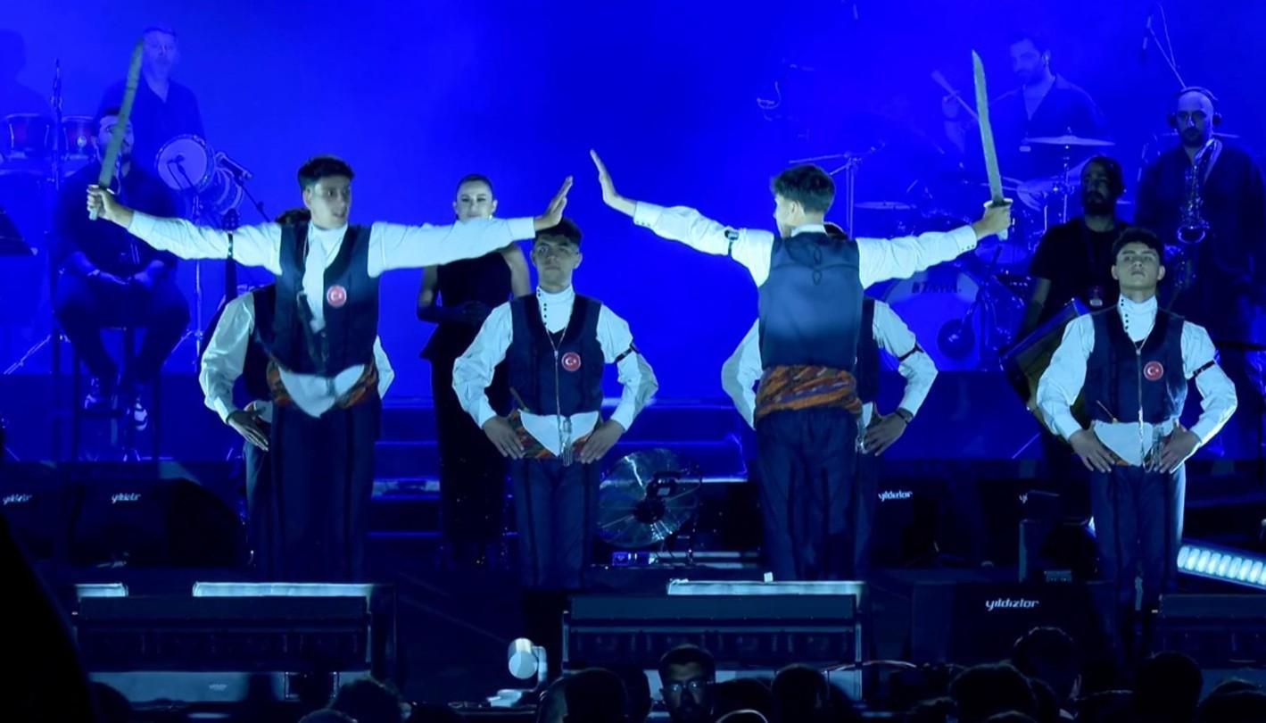 Merve Özbey memleketi Erzurumda binlerce kişiye konser verdi Merve Özbey memleketi Erzurumda binlerce kişiye konser verdi