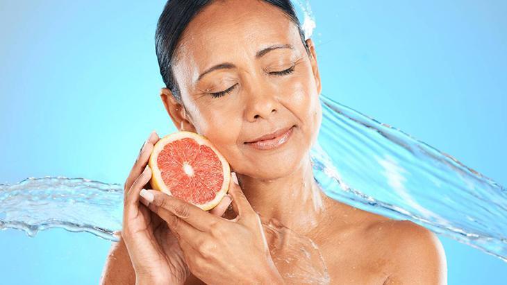 Cildi içten besleyin Günden güne cam gibi olacak, avuç avuç yiyen yaşadı