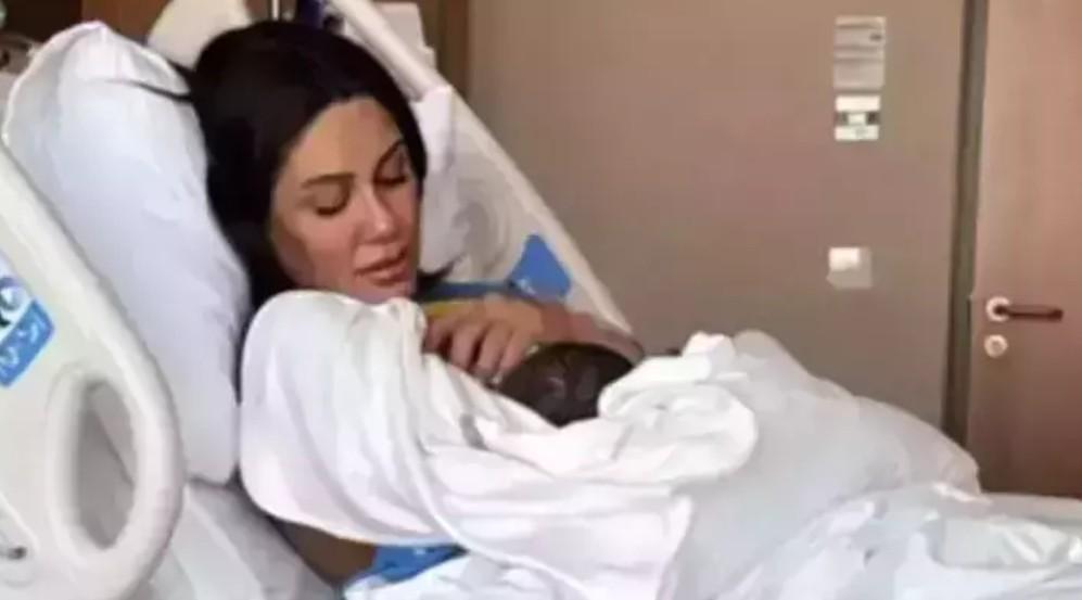 Çiçeği burnunda anne Sahra Işık Aybirdiden yeni pozlar Fit haliyle dikkat çekti Çiçeği burnunda anne Sahra Işık Aybirdiden yeni pozlar Fit haliyle dikkat çekti