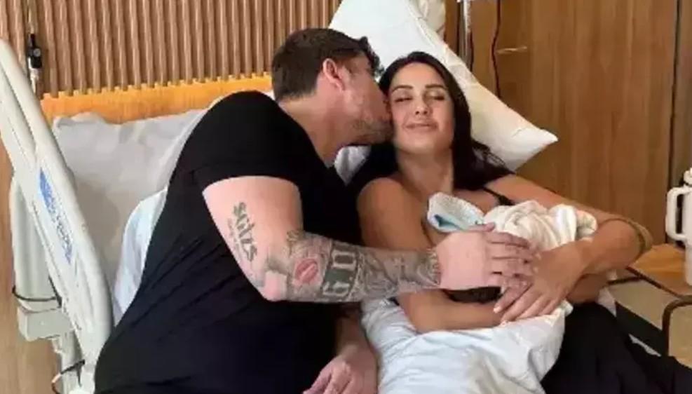 Çiçeği burnunda anne Sahra Işık Aybirdiden yeni pozlar Fit haliyle dikkat çekti Çiçeği burnunda anne Sahra Işık Aybirdiden yeni pozlar Fit haliyle dikkat çekti