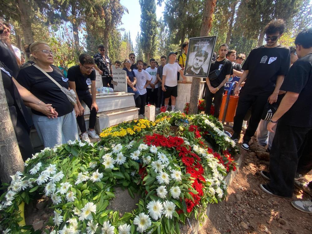 Gözyaşları sel oldu Yayıncı Jrokez son yolculuğuna uğurlandı Gözyaşları sel oldu Yayıncı Jrokez son yolculuğuna uğurlandı