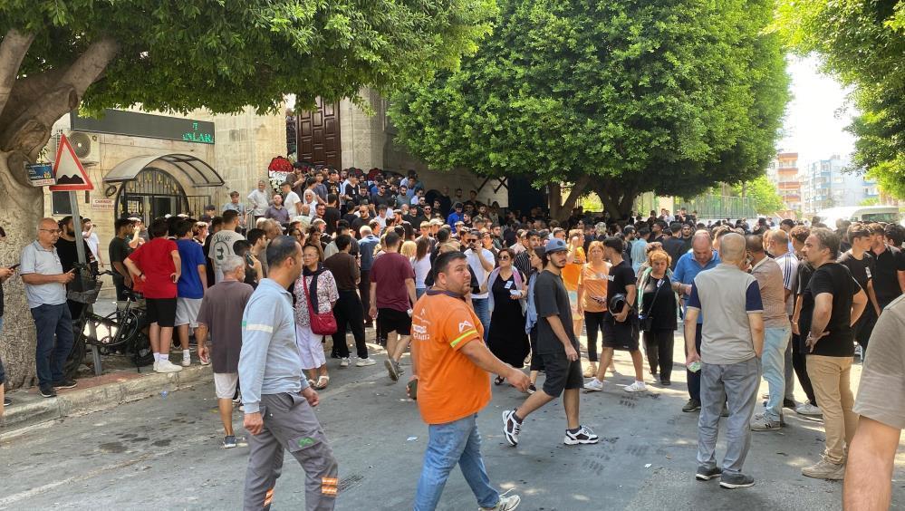 Gözyaşları sel oldu Yayıncı Jrokez son yolculuğuna uğurlandı Gözyaşları sel oldu Yayıncı Jrokez son yolculuğuna uğurlandı