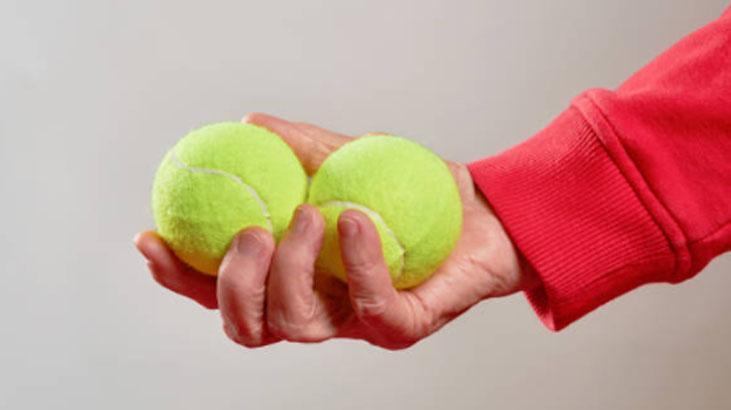 Çizik parke derdine çare: Tenis topu Bıçakla kesip çarpı atın, sonuç tertemiz Çizik parke derdine çare: Tenis topu Bıçakla kesip çarpı atın, sonuç tertemiz