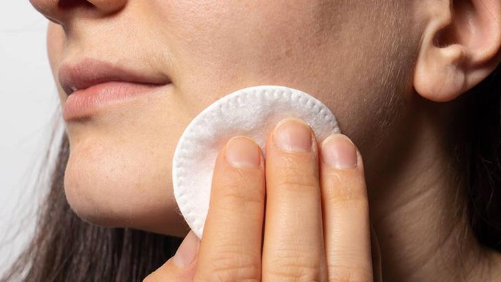 Yüzdeki makyajı kiri söküp atıyor Kozmetiklerden daha etkili, yapımı çok kolay