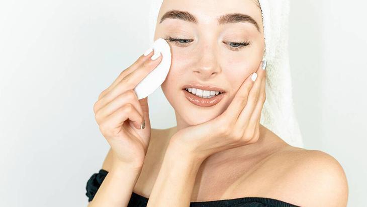 Yüzdeki makyajı kiri söküp atıyor Kozmetiklerden daha etkili, yapımı çok kolay