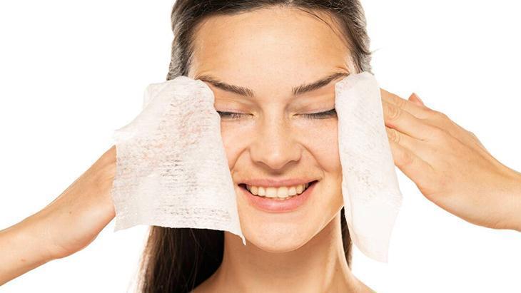 Yüzdeki makyajı kiri söküp atıyor Kozmetiklerden daha etkili, yapımı çok kolay